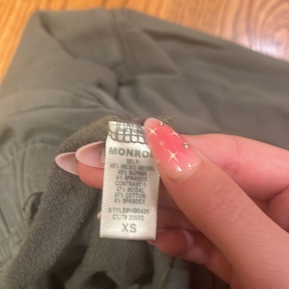 Monrow Woman’s Army Green Joggers Size XS - Picture 6 of 6